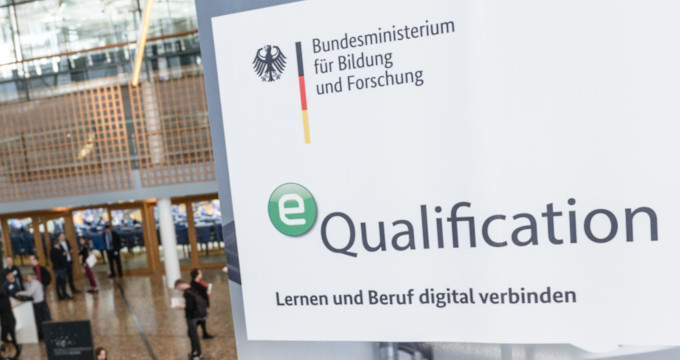 Die Wortmarke eQualification samt Logo des Bundesministeriums für Bildung und Forschung auf einem Aufsteller im World Conference Center Bonn