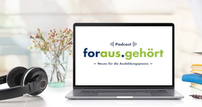 Laptopbildschirm zeigt das "foraus-gehört"-Logo