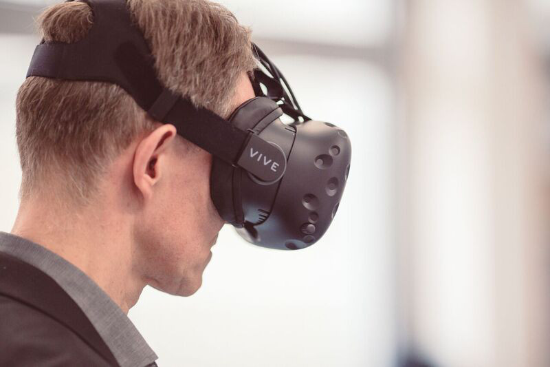 Mann mit VR-Datenbrille